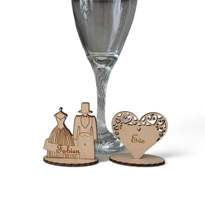 marque place mariage en bois personnalisé avec couple et coeur