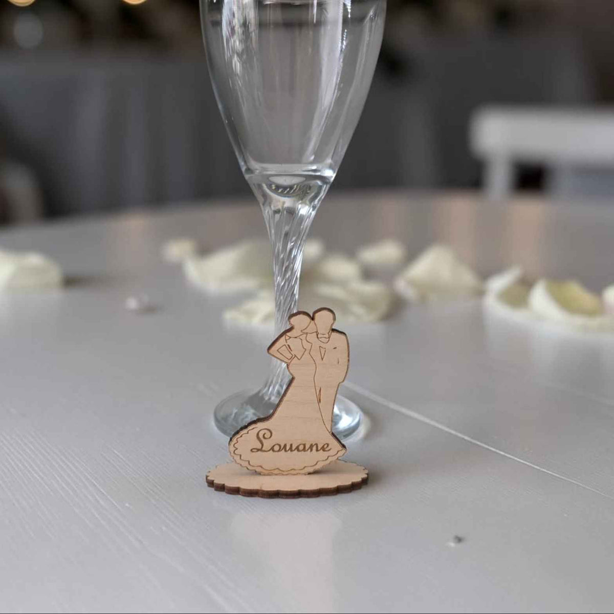 marque place mariage en bois personnalisé avec couple et coeur