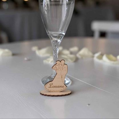 marque place mariage en bois personnalisé avec couple et coeur