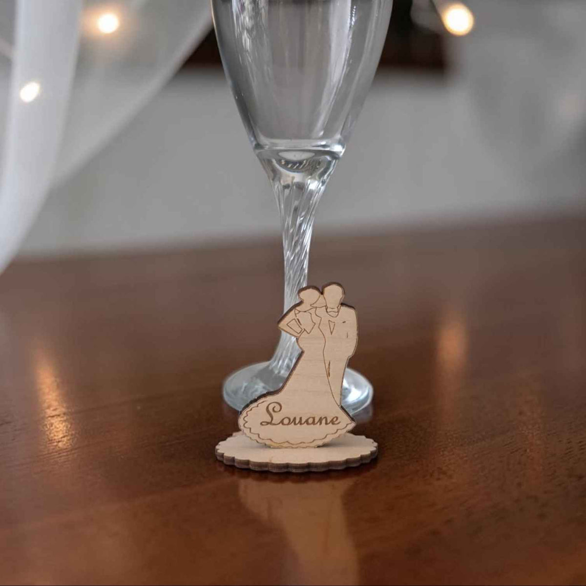 marque place mariage en bois personnalisé avec couple et coeur