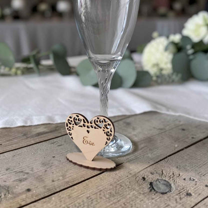 marque place mariage en bois personnalisé avec couple et coeur