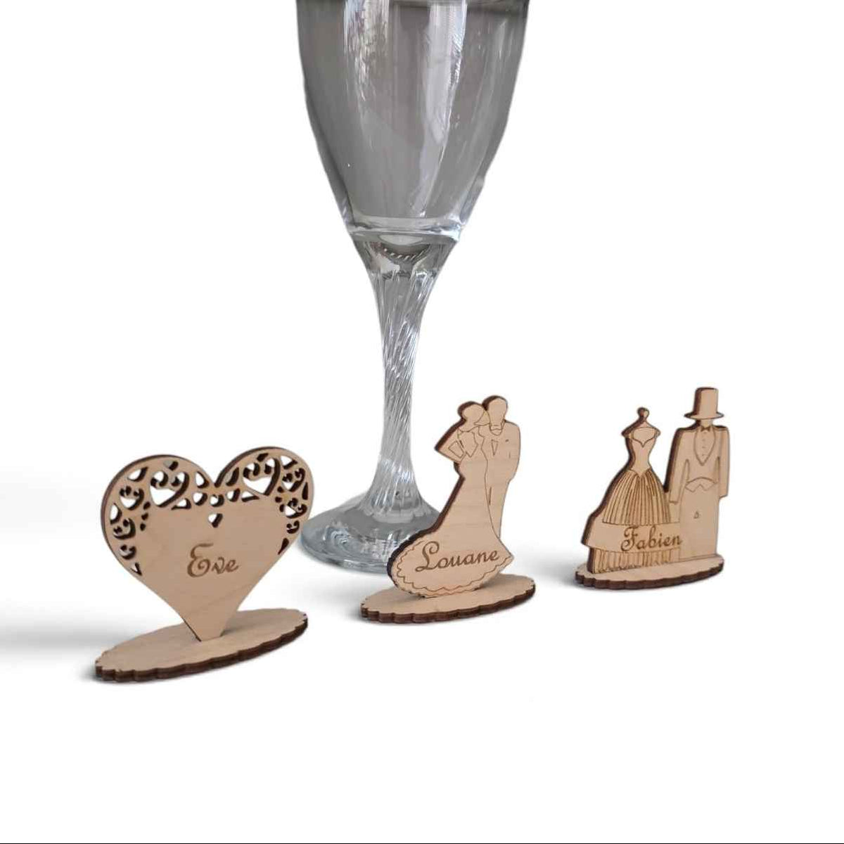 marque place mariage en bois personnalisé avec couple et coeur