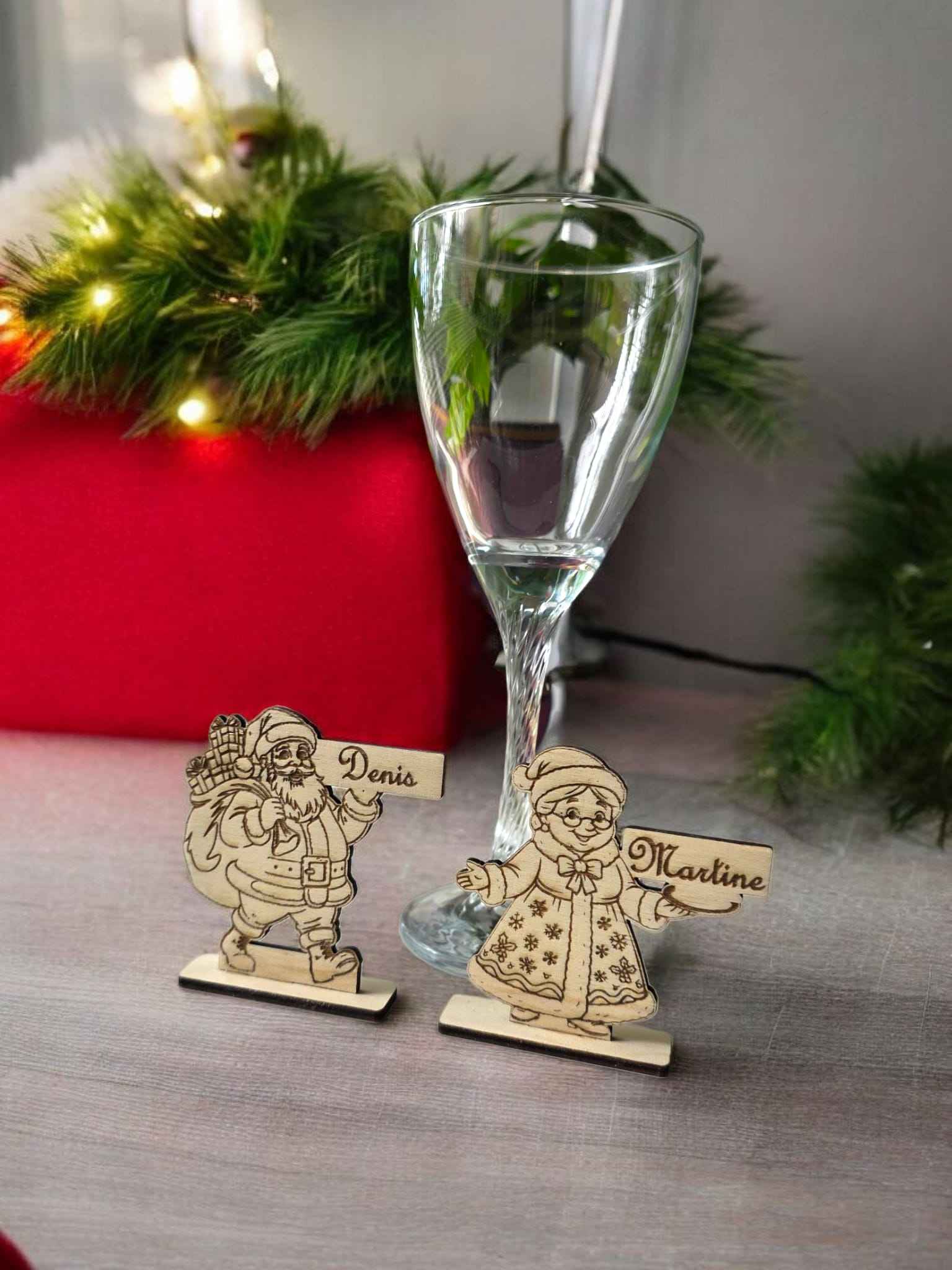 Marque-Place en Bois Noel – Décoration Élégante du Père Noël et Mère Noël