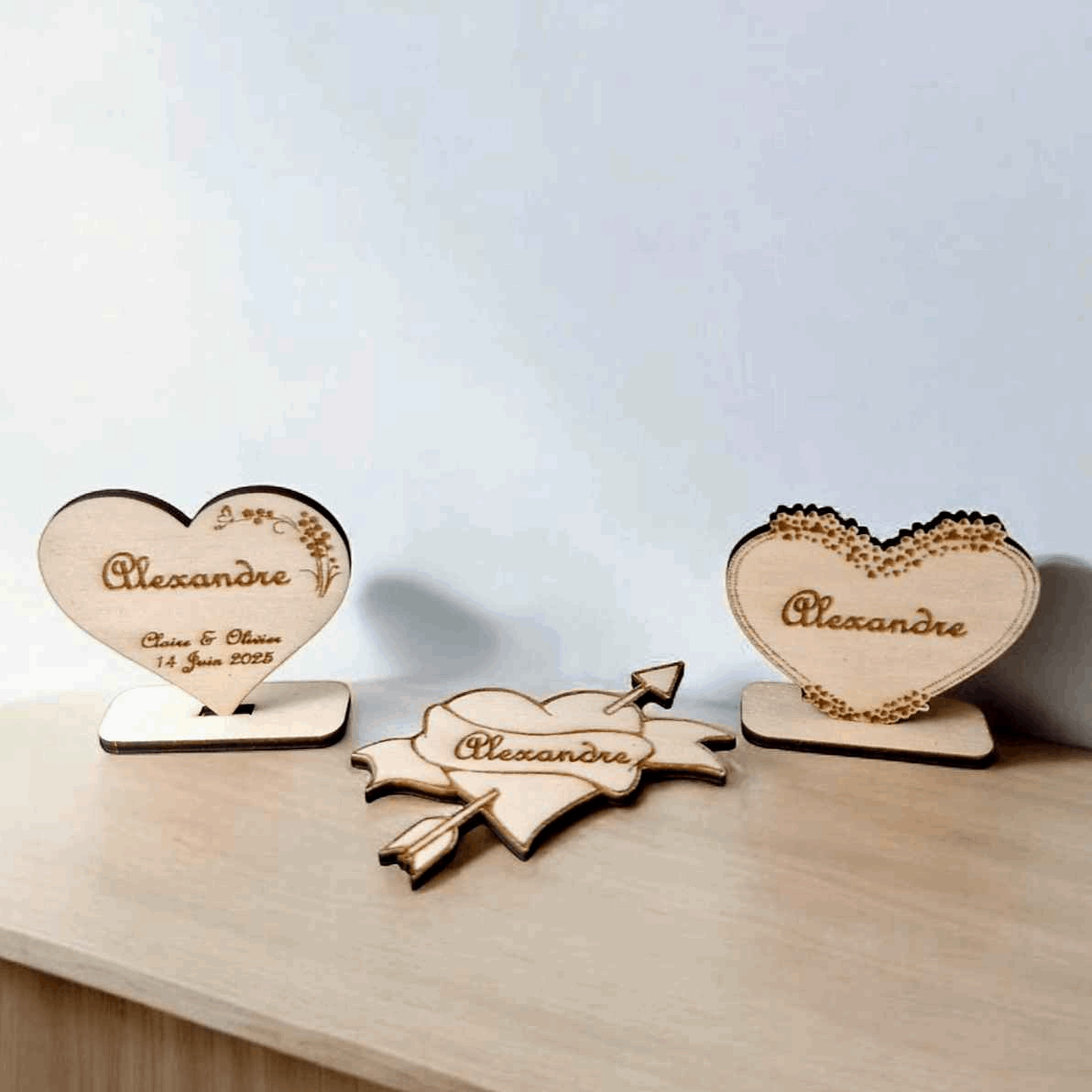 Marque-place Coeur Flèche et Fleurs - Élégance et Originalité pour vos Événements - LIJO CREA