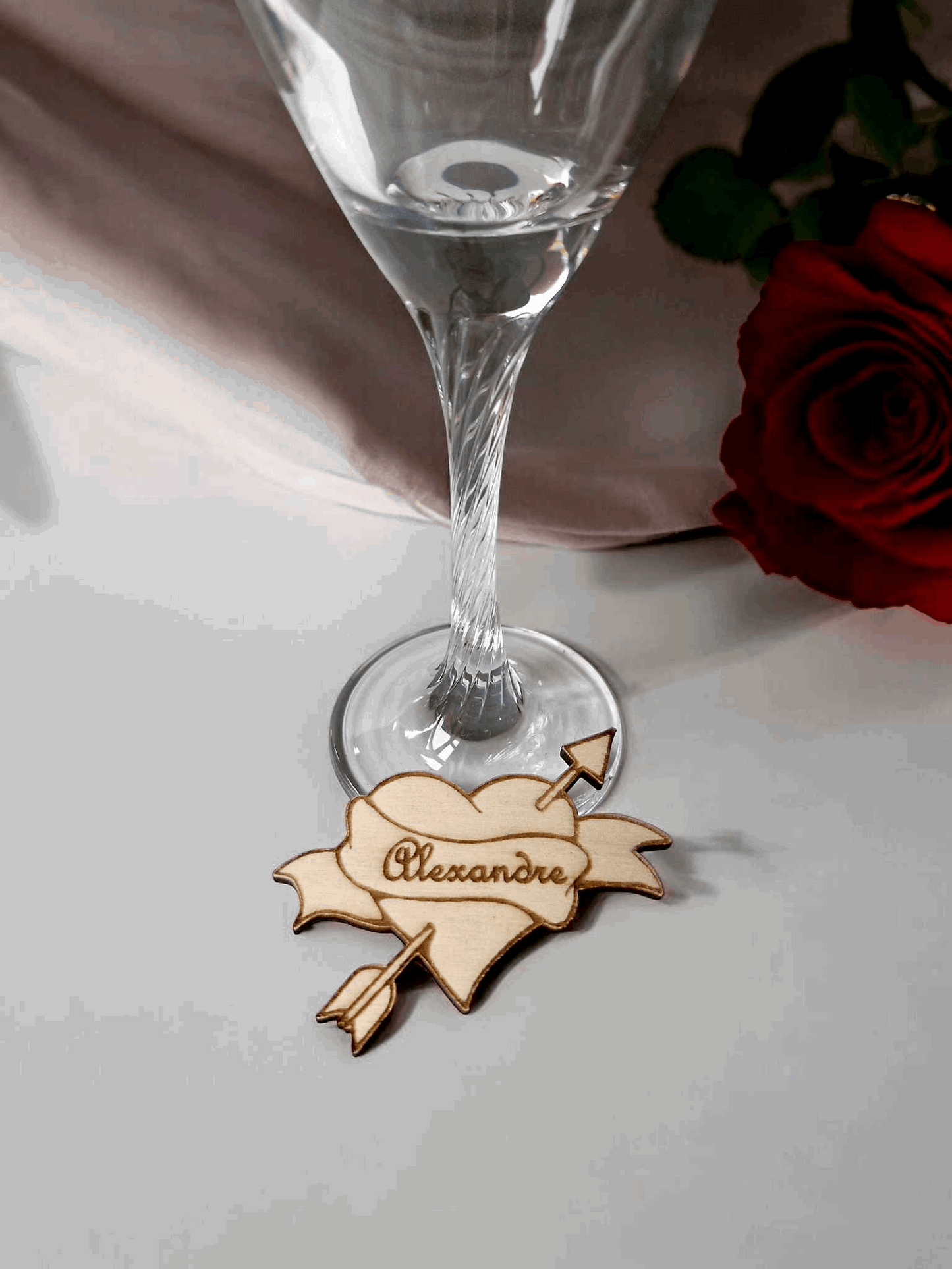 Marque-place Coeur Flèche et Fleurs - Élégance et Originalité pour vos Événements - LIJO CREA