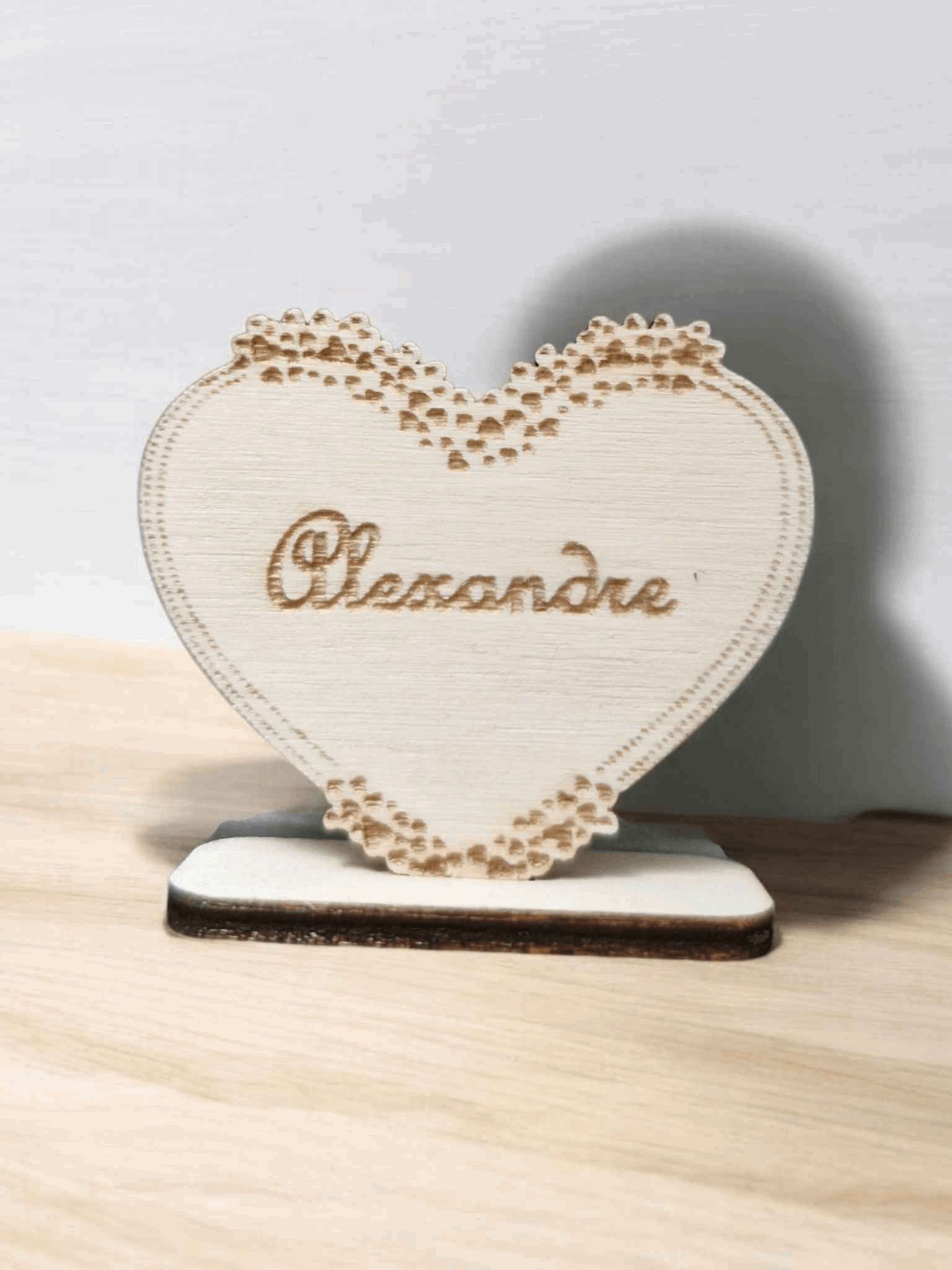 Marque-place Coeur Flèche et Fleurs - Élégance et Originalité pour vos Événements - LIJO CREA