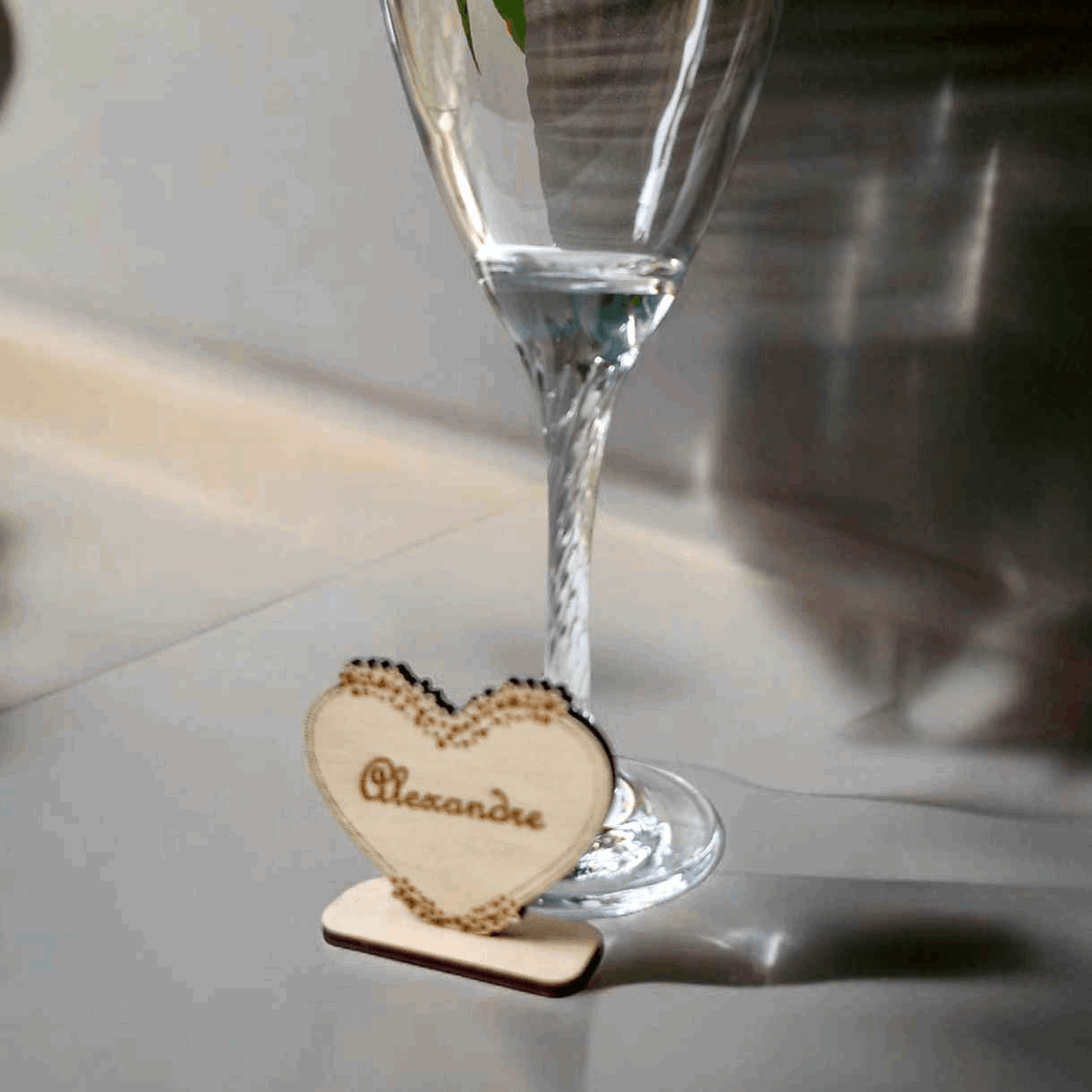 Marque-place Coeur Flèche et Fleurs - Élégance et Originalité pour vos Événements - LIJO CREA