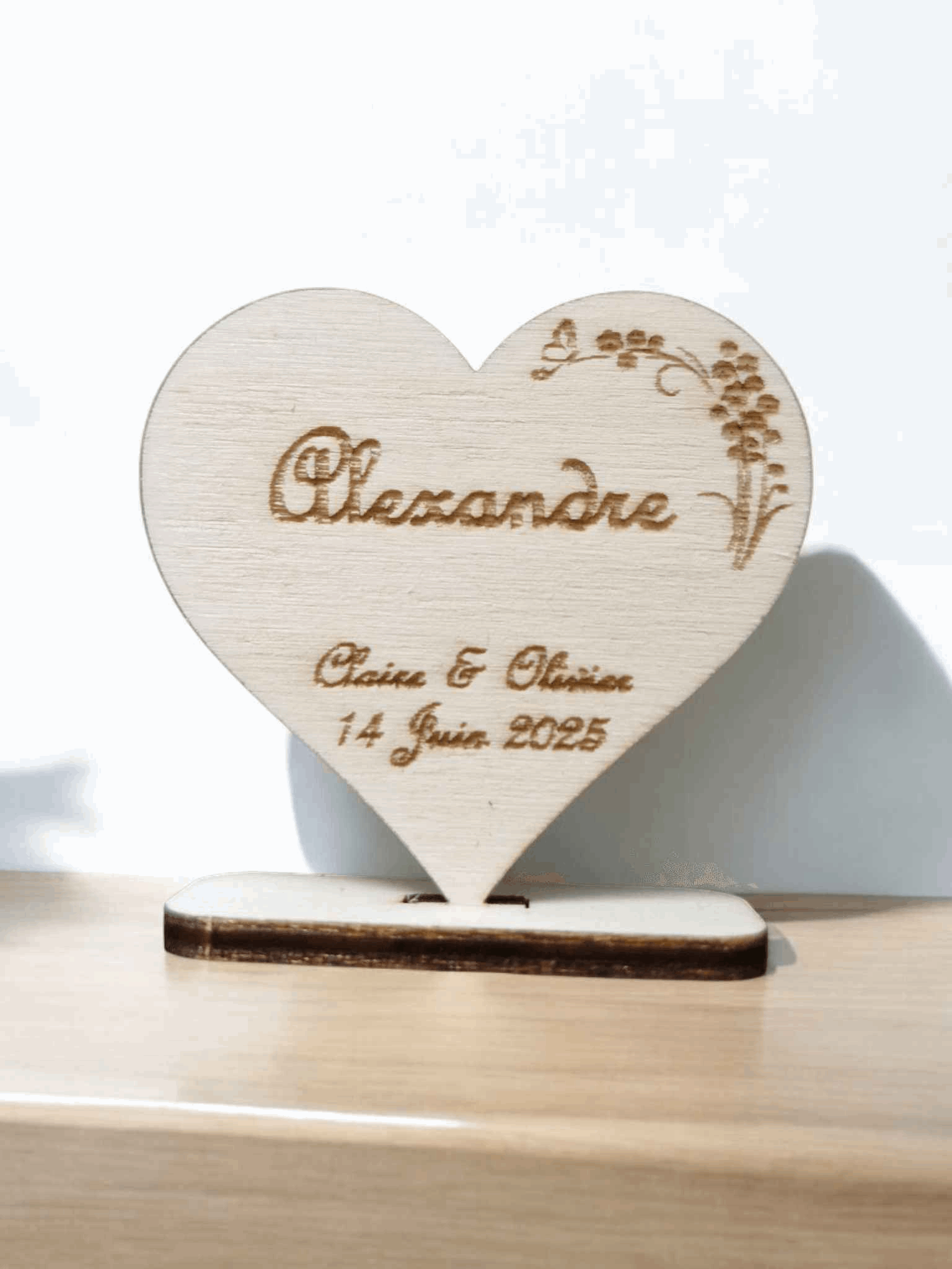 Marque-place Coeur Flèche et Fleurs - Élégance et Originalité pour vos Événements - LIJO CREA