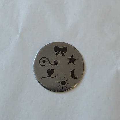 porte clés personnalisé gravé en métal prénom dessin idée cadeau 
