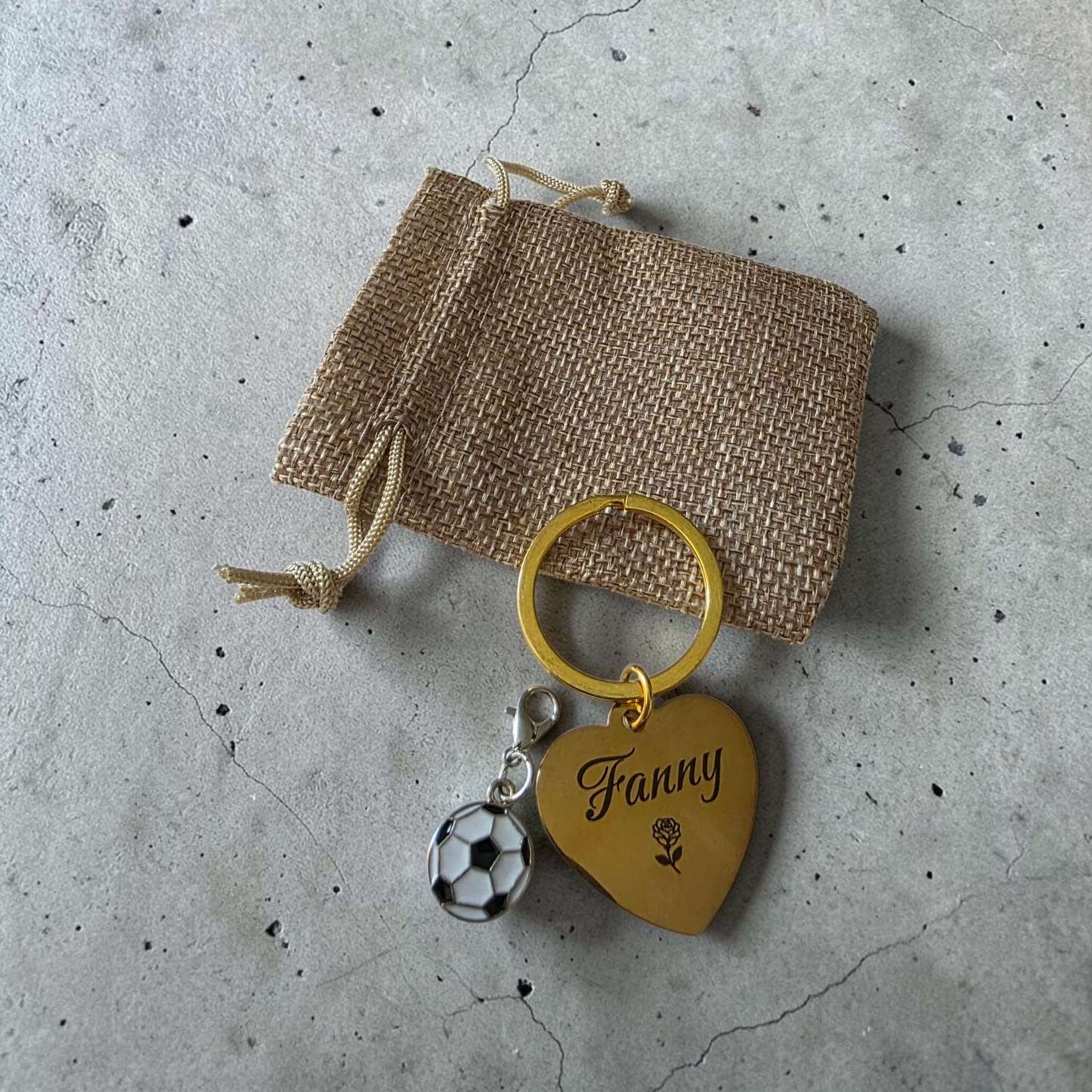 porte clés coeur or doré gravé personnalisé avec breloque idée cadeau originale personnalisée