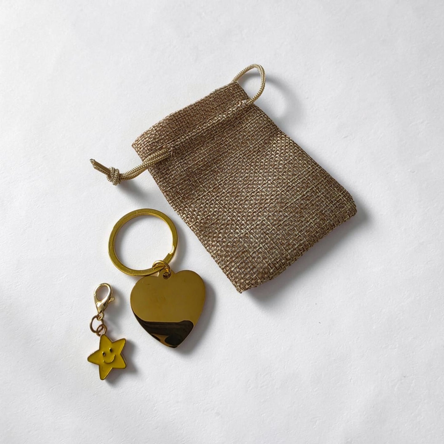 Porte clés doré coeur gravé