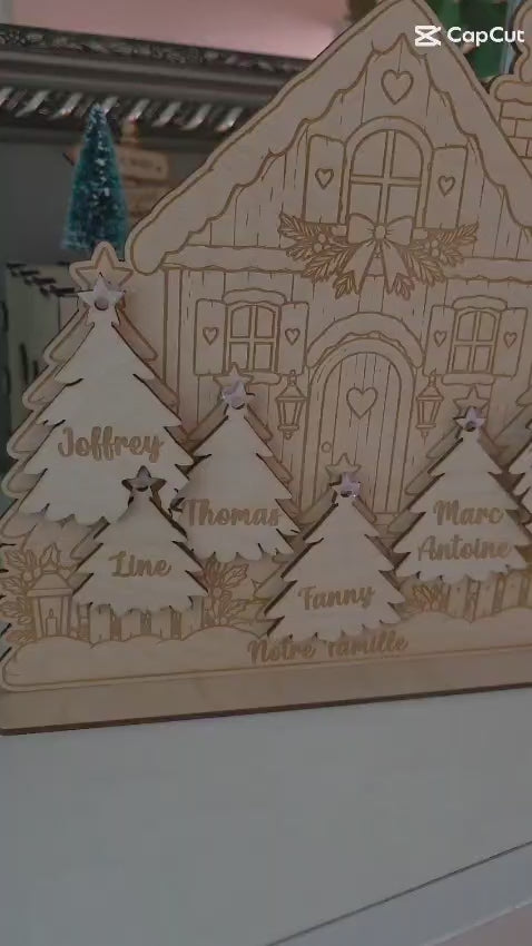 Décoration de Noël personnalisée en bois avec jusqu'à 7 prénoms. Petits sapins amovibles à accrocher dans le sapin familial. Une idée cadeau originale pour toute la famille.